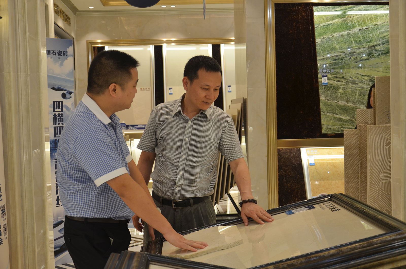 2羅秘書長(zhǎng)對(duì)新濠大理石瓷磚產(chǎn)品輔以高度評(píng)價(jià).jpg