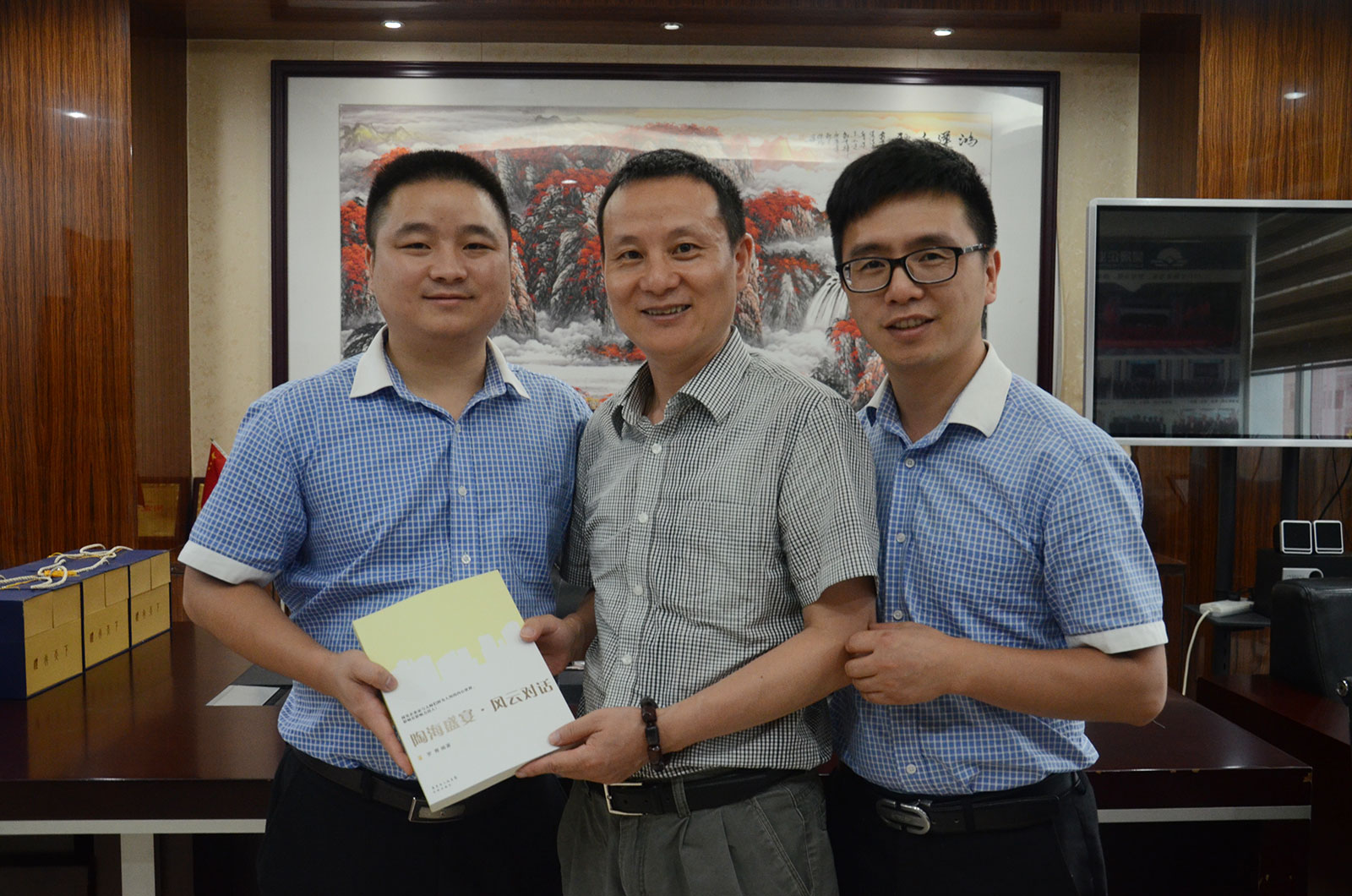 4佛山市陶瓷行業(yè)協(xié)會(huì)秘書長(zhǎng)羅青(中間)與新濠品牌營(yíng)銷總經(jīng)理朱國(guó)亮(左一)、昊晟企業(yè)產(chǎn)品事業(yè)部策劃經(jīng)理孫慶(右一)合影留念