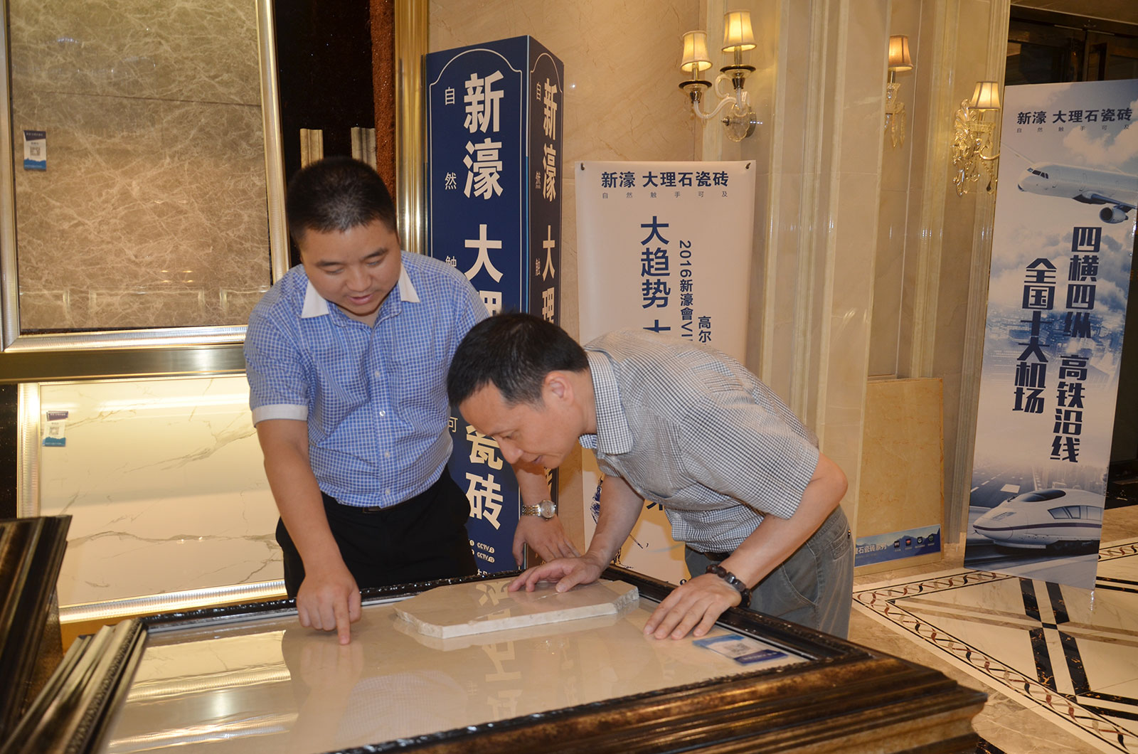 3羅秘書長(zhǎng)認(rèn)真觀看、仔細(xì)觸摸新濠大理石瓷磚.jpg