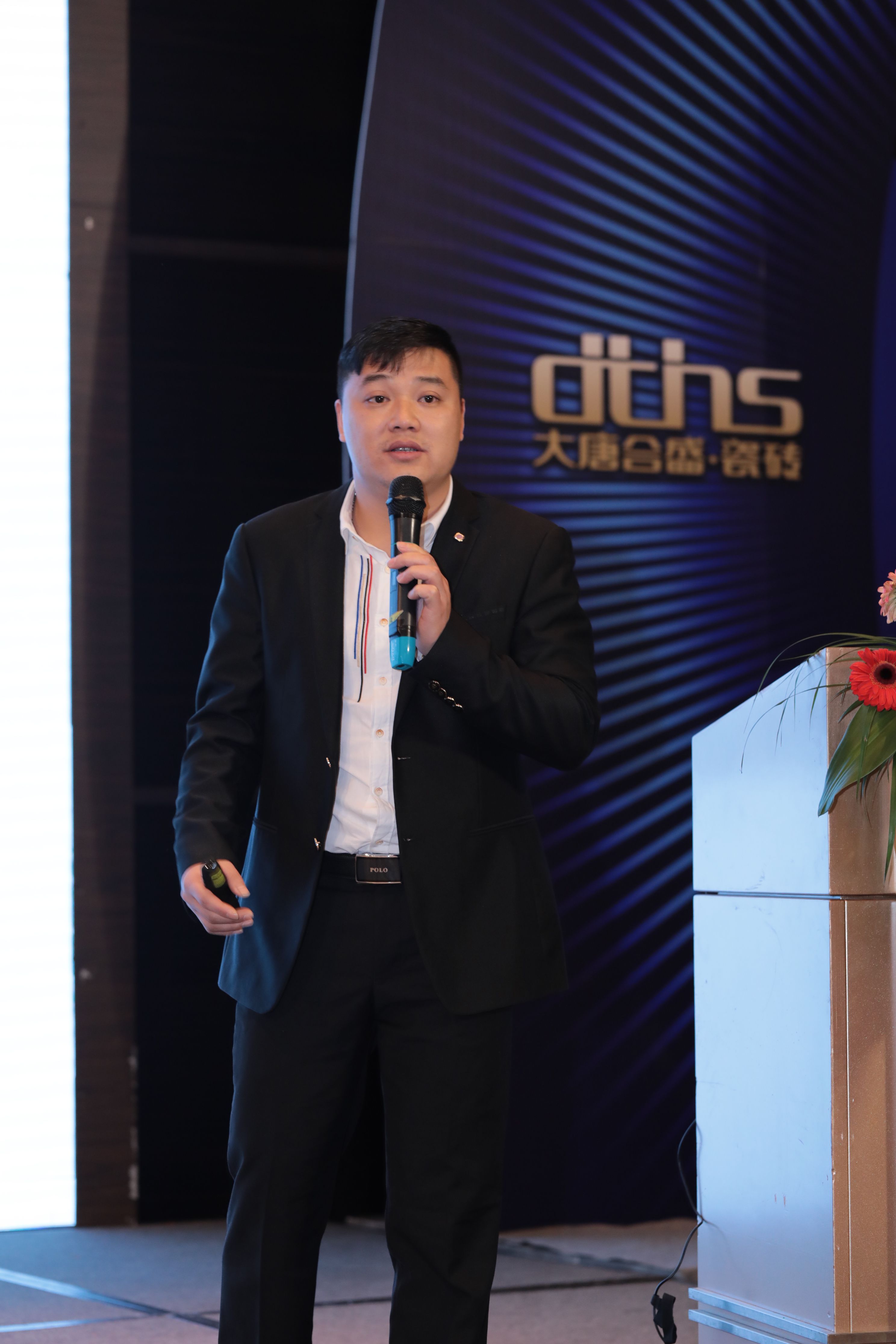 8 副總經(jīng)理兼營銷中心總經(jīng)理邱隆煌作《順勢突圍 彎道超車》主題演講.jpg